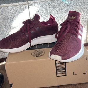 sz9 Adidas swift run sneakers